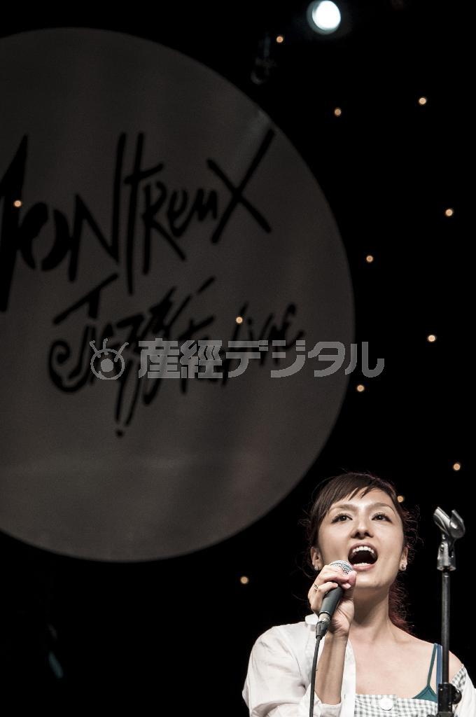 ７月１１日、モントルー・ジャズ・フェスティバル２０１４で歌う松本ゆりふぁさん＝２０１４年、スイス・モントルー（Ａｎｎｅｌａｕｒｅ＿Ｌｅｃｈａｔさん撮影、提供写真）