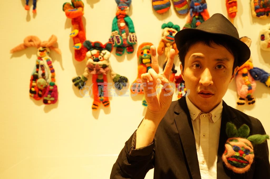 福祉施設運営「アトリエ・コーナス」に所属するアーティスト、大川誠さんと出展作品の「ｍａｋｏｏｔ（マクート）」＝２０１４年７月１８日、神奈川県川崎市多摩区（提供写真）