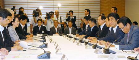 首相官邸で開かれた、月例経済報告に関する関係閣僚会議。右から２人目は安倍首相＝２６日午後