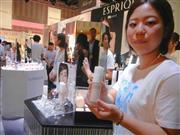 コーセーの主力ブランド「エスプリーク」の秋冬製品などが並ぶブース＝２７日、東京都渋谷区