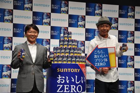 ＣＭに起用される人気タレントの木梨憲武さん（右）とサントリー酒類の水谷徹ビール事業部長＝２７日、東京都港区