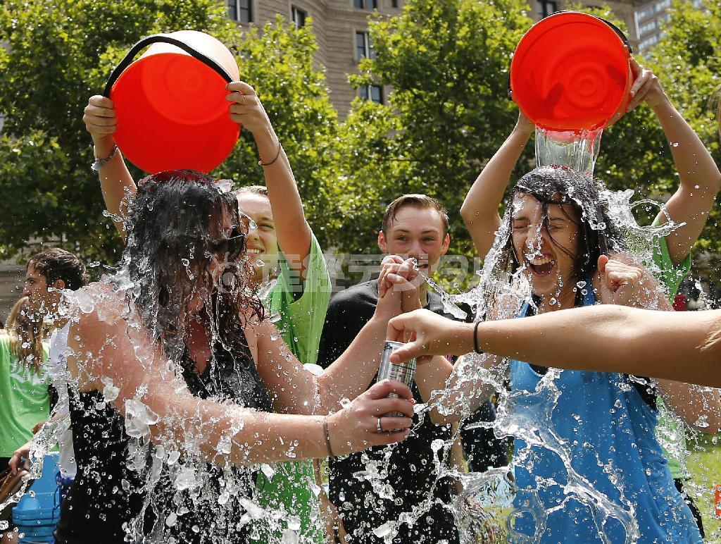 難病の「筋萎縮性側索硬化症（ＡＬＳ）」患者支援のチャリティーとして、氷水をかけられる女性たち＝２０１４年８月７日、米マサチューセッツ州ボストン（ＡＰ）