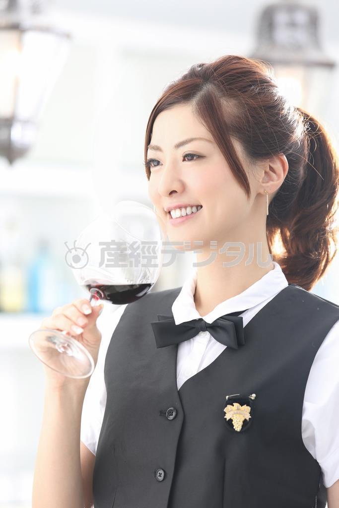 大阪・東心斎橋「ワイン酒屋＿ｍｉｓｔａ」店長、ソムリエの竹内香奈子さん＝２０１４年７月２５日（本人提供）