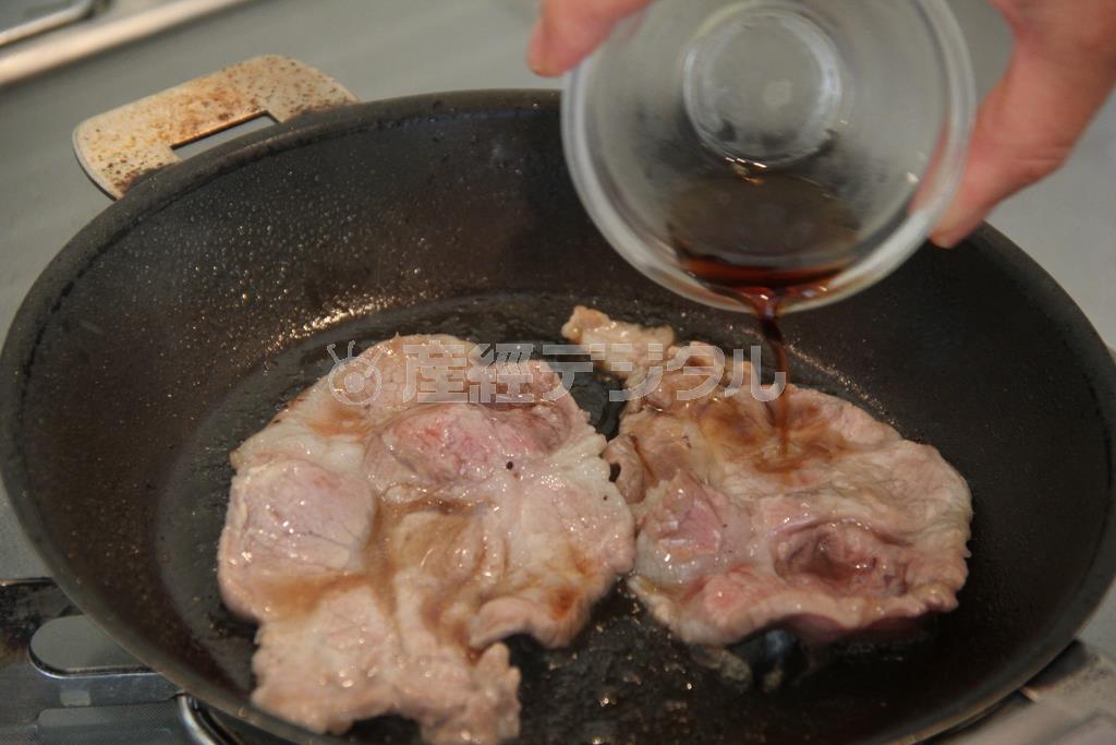 バインミー（ベトナムのサンドイッチ、作り方１）＿＿フライパンに油を熱し豚肉の両面を焼いて、色が変わったら砂糖をふる。砂糖が溶けたら、ニョクマムを回し入れて絡める（田中幸美撮影）