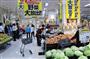 野菜の急騰のなか、大幅値引きの大放出セールを始めたイオン品川シーサイド店＝２９日、東京都品川区（平尾孝撮影）