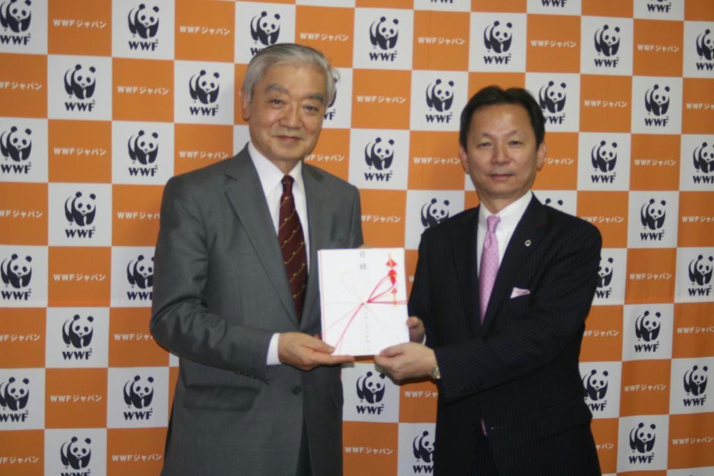 徳川恒孝会長（左）、横山淳事務局長