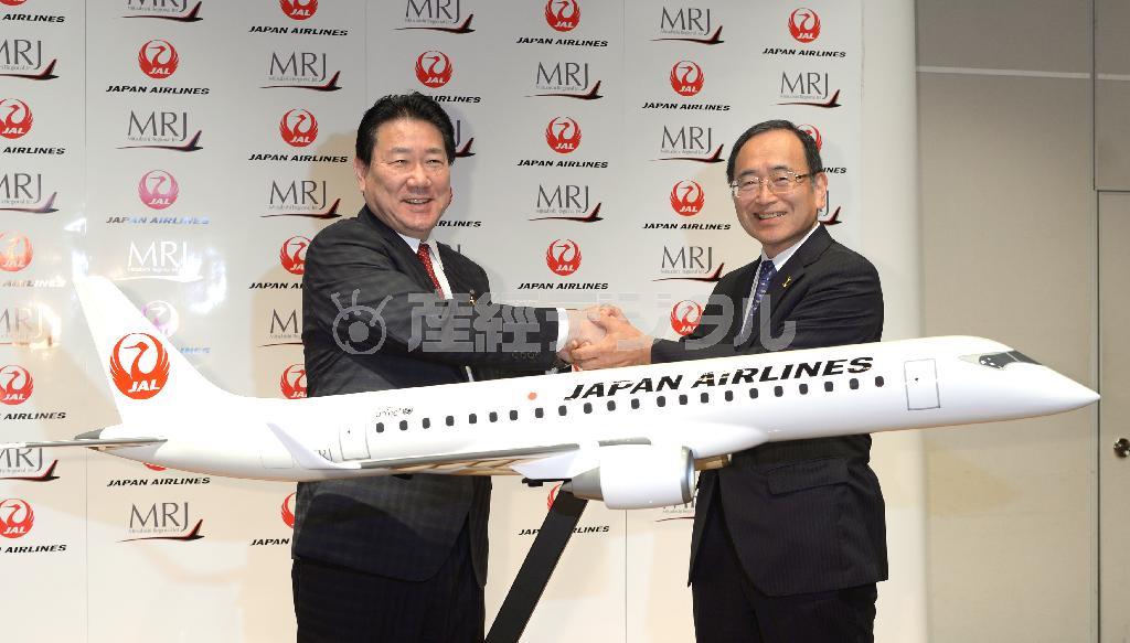 会見を終え、国産初の小型ジェット旅客機「ＭＲＪ」（三菱リージョナルジェット）の模型を前にフォトセッションに応じる日本航空の植木義晴社長（左）と三菱航空機の江川豪雄（ひでお）会長＝２０１４年８月２８日午後、東京都品川区東品川（大山実撮影）
