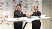 会見を終え、国産初の小型ジェット旅客機「ＭＲＪ」（三菱リージョナルジェット）の模型を前にフォトセッションに応じる日本航空の植木義晴社長（左）と三菱航空機の江川豪雄（ひでお）会長＝２０１４年８月２８日午後、東京都品川区東品川（大山実撮影）