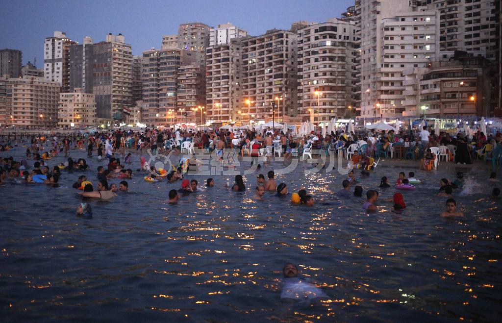 海水浴客でにぎわう浜辺＝２０１４年８月２３日、エジプト・アレクサンドリア（ロイター）
