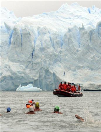 ペリト・モレノ氷河の近くで行われた寒中水泳大会。涼しいというより寒い＝２０１４年８月８日、アルゼンチン・カラファテ郊外（ロイター）