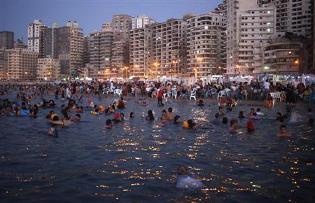 海水浴客でにぎわう浜辺＝２０１４年８月２３日、エジプト・アレクサンドリア（ロイター）