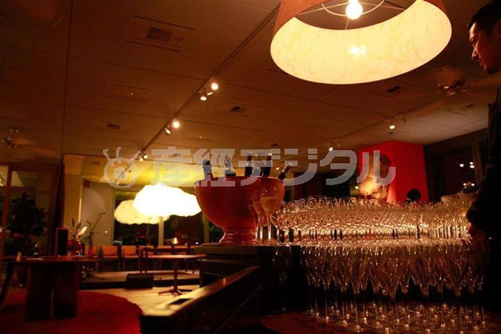 パーティーでの会話を集めたラジオ番組「Ｊ－ＷＡＶＥ＿ＳＥＬＥＣＴＩＯＮ＿ＣＨＡＬＩＥ’Ｓ＿ＰＡＲＴＹ」（毎月最終日曜２２：００～２２：５４放送、Ｊ－ＷＡＶＥ提供）