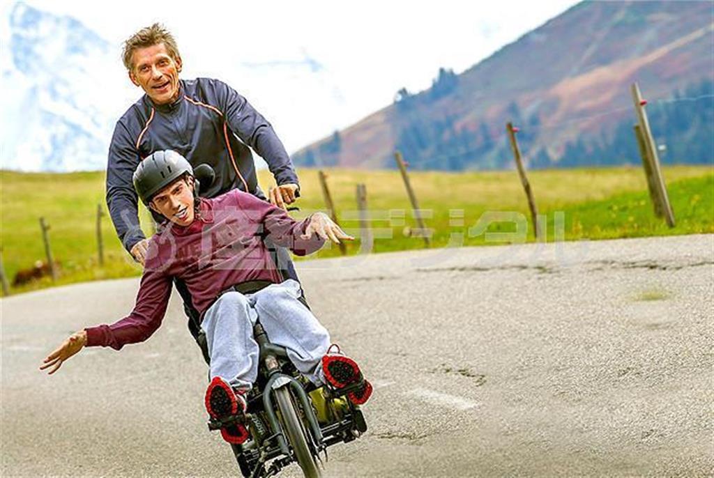 【かざすンＡＲ（視聴無料）】映画「グレート＿デイズ！－夢に挑んだ父と子－」（ニルス・タベルニエ監督兼共同脚本）。８月２９日公開（フランス映画祭事務局提供）。（Ｃ）２０１４＿ＮＯＲＤ－ＯＵＥＳＴ＿ＦＩＬＭＳ＿ＰＡＴＨＥ＿ＲＨＯＮＥ－ＡＬＰＥＳ＿ＣＩＮＥＭＡ