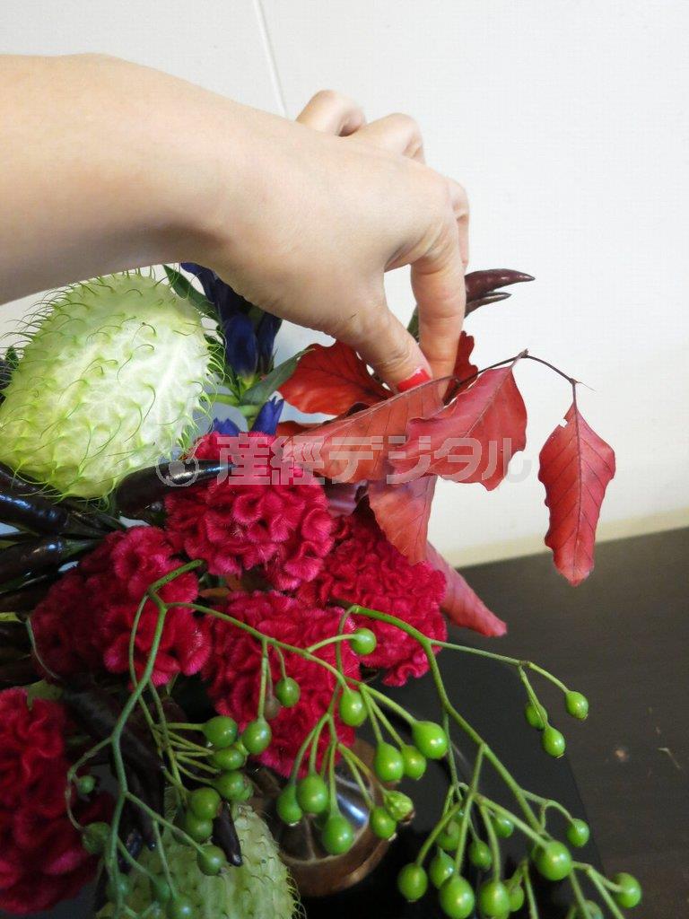 （手順４）仕上げに紅葉色のファーガスの葉を全体に散らして秋の表情を足していく（花千代さん提供）
