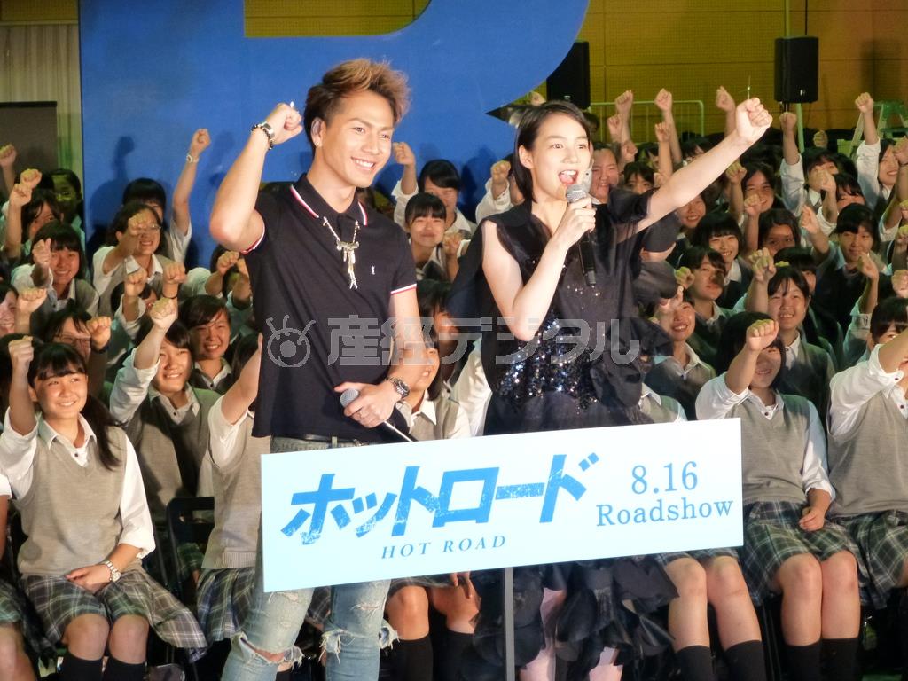 映画「ホットロード」の学生試写会にサプライズ登場した能年玲奈（のうねん・れな）と登坂広臣（とさか・ひろおみ）。女子高生たちのイマドキの恋愛観は？＝２０１４年８月６日、東京都江東区清澄（宮越大輔撮影）