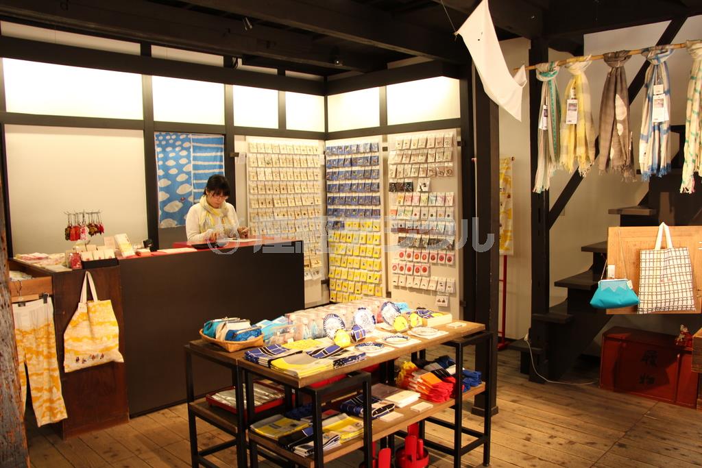 京都の刺繍（ししゅう）ブランド「京東都（きょうとうと）」のショップ。天井には一反もめんが！＝２０１４年８月１１日、京都市東山区（津川綾子撮影）