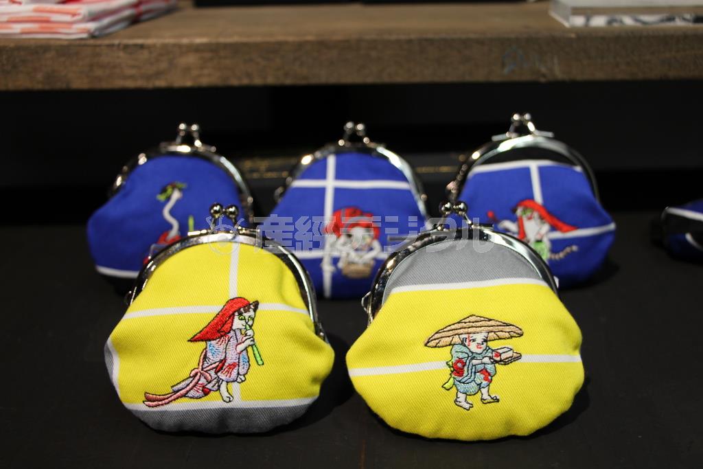 百鬼夜行のミニがま口（各１３００円）。内側には蓄光糸で「妖」の文字が刺繍されている＝２０１４年８月１１日、京都市東山区（津川綾子撮影）