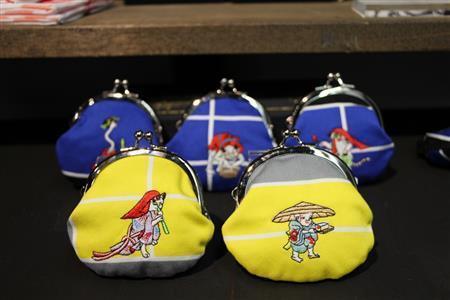 百鬼夜行のミニがま口（各１３００円）。内側には蓄光糸で「妖」の文字が刺繍されている＝２０１４年８月１１日、京都市東山区（津川綾子撮影）