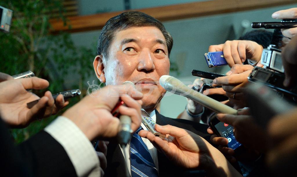 安倍晋三（しんぞう）首相との会談を終え、記者団の質問に答える石破（いしば）茂幹事長＝２０１４年８月２９日午後、首相官邸（酒巻俊介撮影）