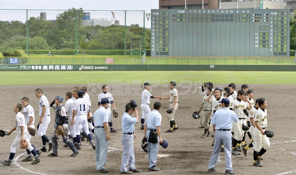 第５９回全国高校軟式野球選手権大会の準決勝で、延長４５回まで戦っても勝負がつかず引き揚げる中京（左）と崇徳の選手＝２０１４年８月３０日午後、兵庫県明石市の明石トーカロ球場（共同）