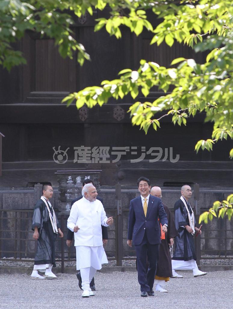 世界遺産の東寺を訪れ、境内を散策するインドのナレンドラ・モディ首相（手前左）と安倍晋三（しんぞう）首相＝２０１４年８月３１日、京都市南区（恵守乾撮影）