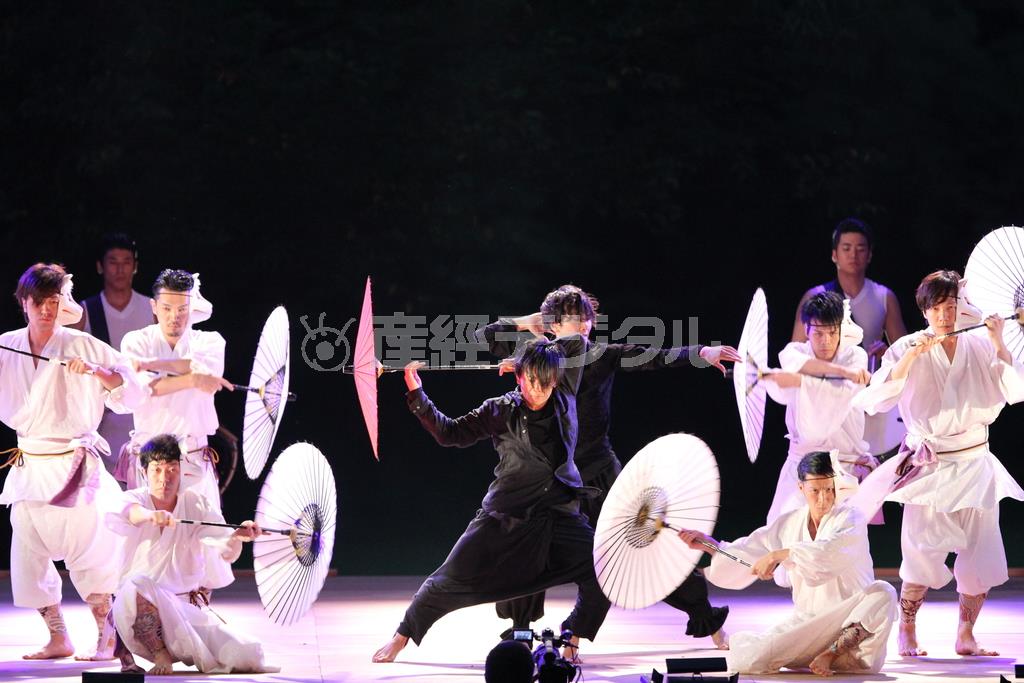 鼓童との初共演で演目の一部をアレンジした「花ト囮」を披露するＤＡＺＺＬＥ＝２０１４年８月２４日、新潟県佐渡市小木町の城山公園（田中幸美撮影）