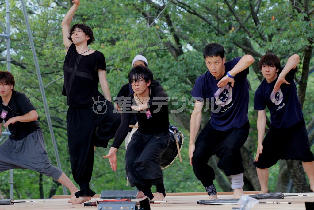 「アース・セレブレーション」のリハーサルで踊りのチェックをするＤＡＺＺＬＥのメンバー。ＤＡＺＺＬＥのダンスは個性の主張を抑え、統一性と徹底した美しさを求めるのが特徴＝２０１４年８月２４日、新潟県佐渡市小木町の城山公園（田中幸美撮影）