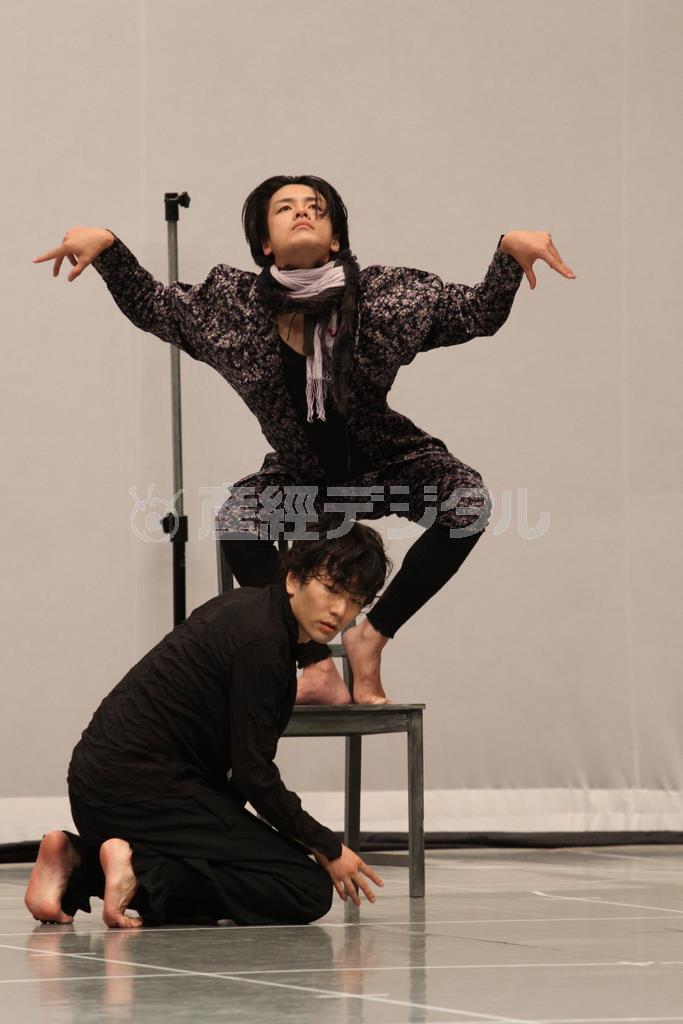 東京国際フォーラムの「花と囮」公演に向け、照明や音楽を中心にしたリハーサルを行うＤＡＺＺＬＥ＝２０１４年８月１３日、東京都葛飾区のかつしかシンフォニーヒルズ（田中幸美撮影）