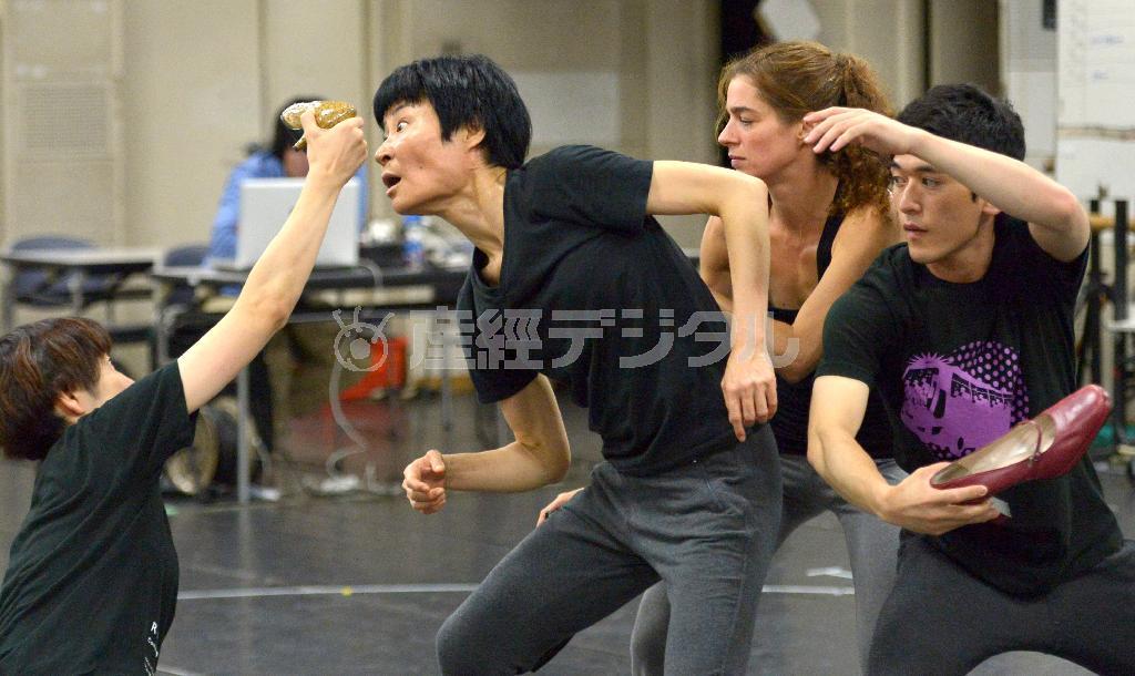 ダンス公演「赤い靴」の稽古をする片桐はいりさん（中央）＝２０１４年８月２６日午後、東京都渋谷区の青山劇場（宮崎瑞穂撮影）