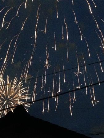 火の粉にさわれるほど近くで＝２０１４年８月２４日（本谷有希子さん撮影）