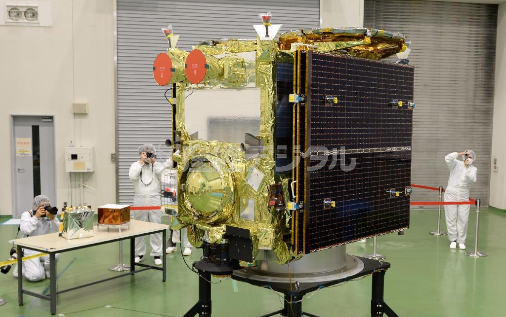 報道陣に公開された小惑星探査機「はやぶさ２」の機体（中央）。左奥は、はやぶさ２に搭載する観測ロボット「ＭＡＳＣＯＴ」の開発試験用モデル＝２０１４年８月３１日午後、神奈川県相模原市中央区（大西史朗撮影）