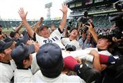 第９６回全国高校野球決勝で三重を破り優勝を決め胴上げされる西谷浩一・大阪桐蔭監督＝８月２５日、甲子園球場