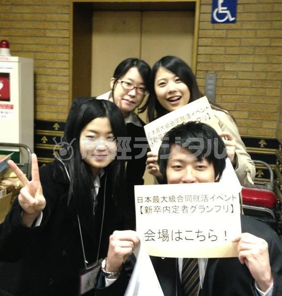 イベント当日、臨機応変に対応する運営学生メンバーたち＝２０１４（平成２６）年３月８日、東京都千代田区・日比谷公会堂（５大学合同＿有志学生記者撮影）