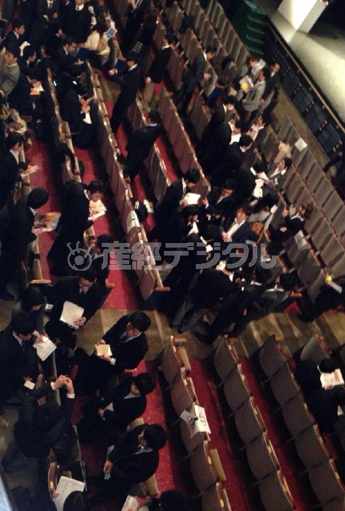 就活生、内定者、企業経営者による大交流会も行われた＝２０１４（平成２６）年３月８日、東京都千代田区・日比谷公会堂（５大学合同＿有志学生記者撮影）