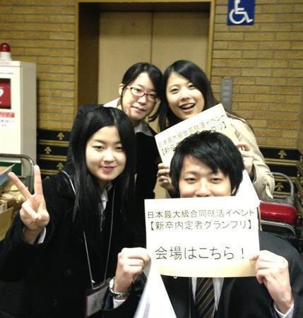 イベント当日、臨機応変に対応する運営学生メンバーたち＝２０１４（平成２６）年３月８日、東京都千代田区・日比谷公会堂（５大学合同＿有志学生記者撮影）