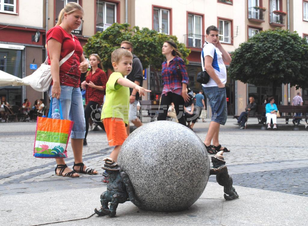 ウロツワフ中心部の通りに設置された小人像。かわいらしさのため、子供も足をとめた＝２０１４年８月１３日、ポーランド・ウロツワフ（宮下日出男撮影）