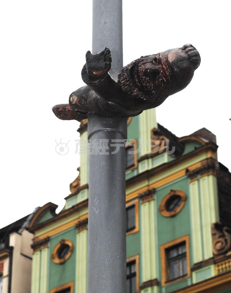 街灯の上方にぶら下がる小人像。探すのに一苦労だ＝２０１４年８月１３日、ポーランド・ウロツワフ（宮下日出男撮影）