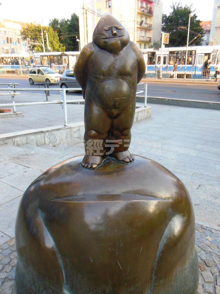 小人像第１号の「パパ小人」。かつてのオレンジ・オルタナティブ運動の記念碑だ＝２０１４年７月２２日、ポーランド・ウロツワフ（宮下日出男撮影）