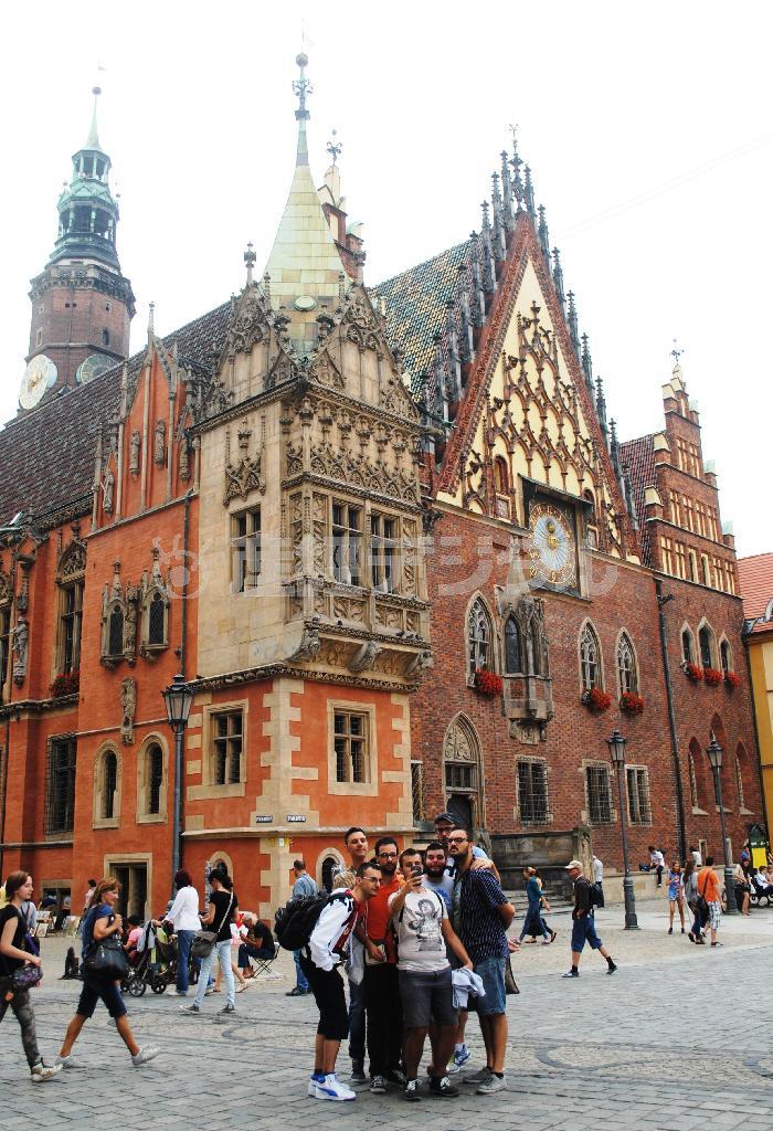 ウロツワフ旧市街の中心にある旧市庁舎。周りは観光客らでにぎわう＝２０１４年８月１３日、ポーランド・ウロツワフ（宮下日出男撮影）