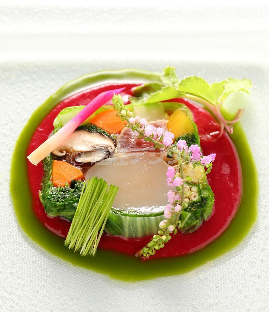 お花畑のような「季節の京野菜と鮮魚のテリーヌ」（１９８０円）。出汁や昆布など和を効かせた調理で、やさしい味わいに仕上がっている＝２０１４年８月２１日、京都市中京区（恵守乾撮影）