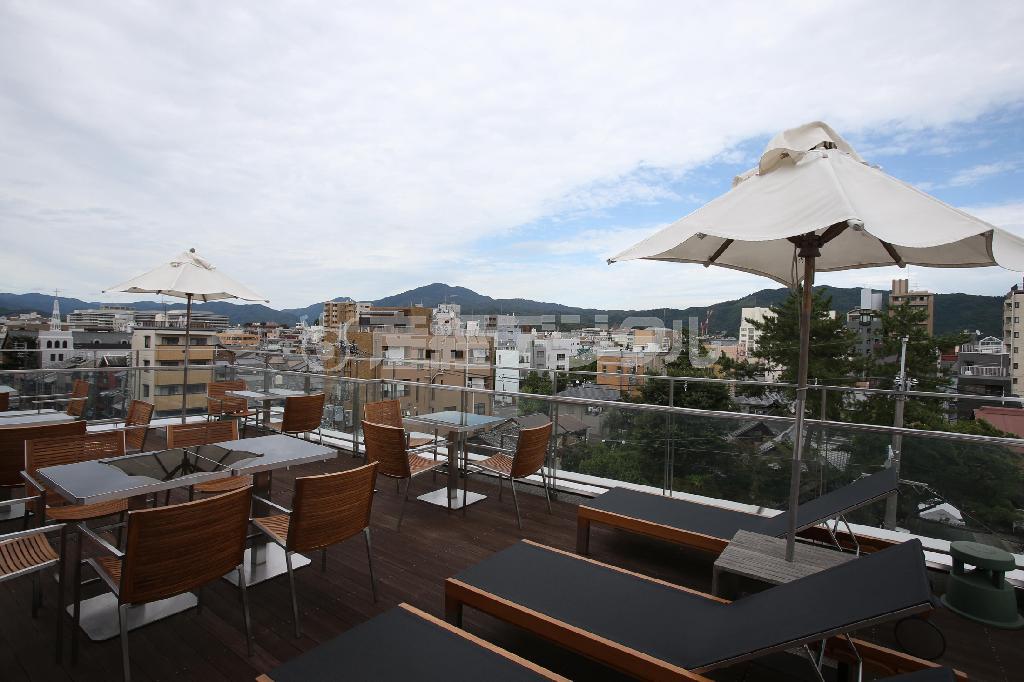 京都御苑や如意ヶ岳、寺町通りの街並を見渡せるオープンテラスの“そら床”は期間限定でオープン＝２０１４年８月２１日、京都市中京区（恵守乾撮影）