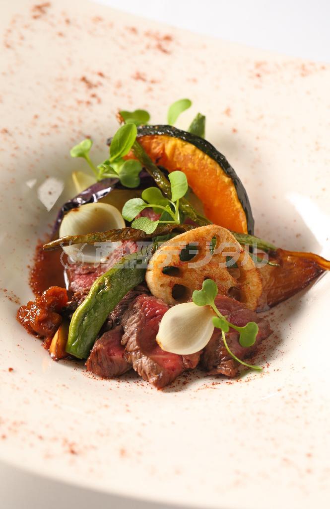 「神戸牛の網焼き」（６５８０円）。みそと赤ワインのソースはあっさりしつつもコクがあり、ピリ辛のもろみみそはいいアクセントとなっている＝２０１４年８月２１日、京都市中京区（恵守乾撮影）