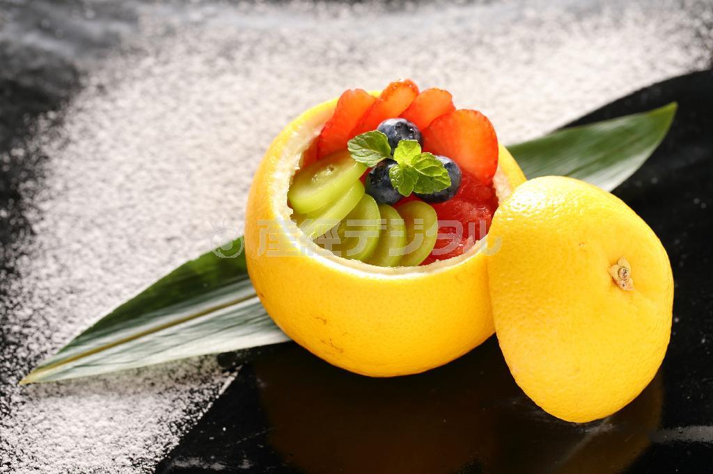 グレープフルーツの中身をくりぬいて、ジュレにしたデザート（１１００円）。すっきりした酸味とやさしい甘さ＝２０１４年８月２１日、京都市中京区（恵守乾撮影）