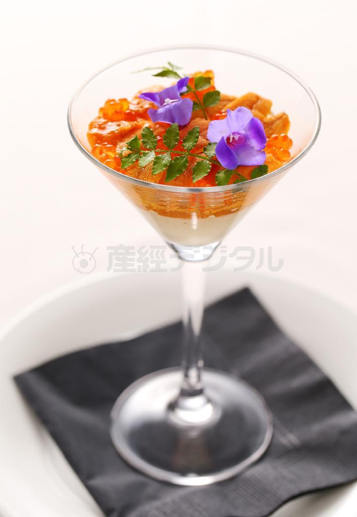 前菜は「焼きなすのムース＿アクアソルトとコンソメのジュレ＿北海道産のウニ」の三層仕立て（１９８０円）。やさしい甘みとレッドキャビアなどの塩気が絶妙のコンビネーション＝２０１４年８月２１日、京都市中京区（恵守乾撮影）