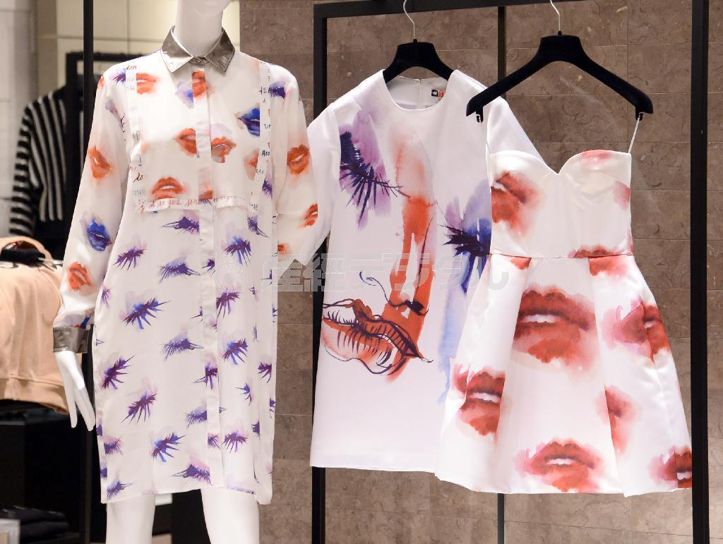 秋口は、女性の唇や目元をモチーフにしたドレスが充実。（左から）１０万３０００円、６万８０００円、１２万２０００円。※価格はすべて税別です＝２０１４年８月２７日、東京都中央区の三越銀座店（川口良介撮影）