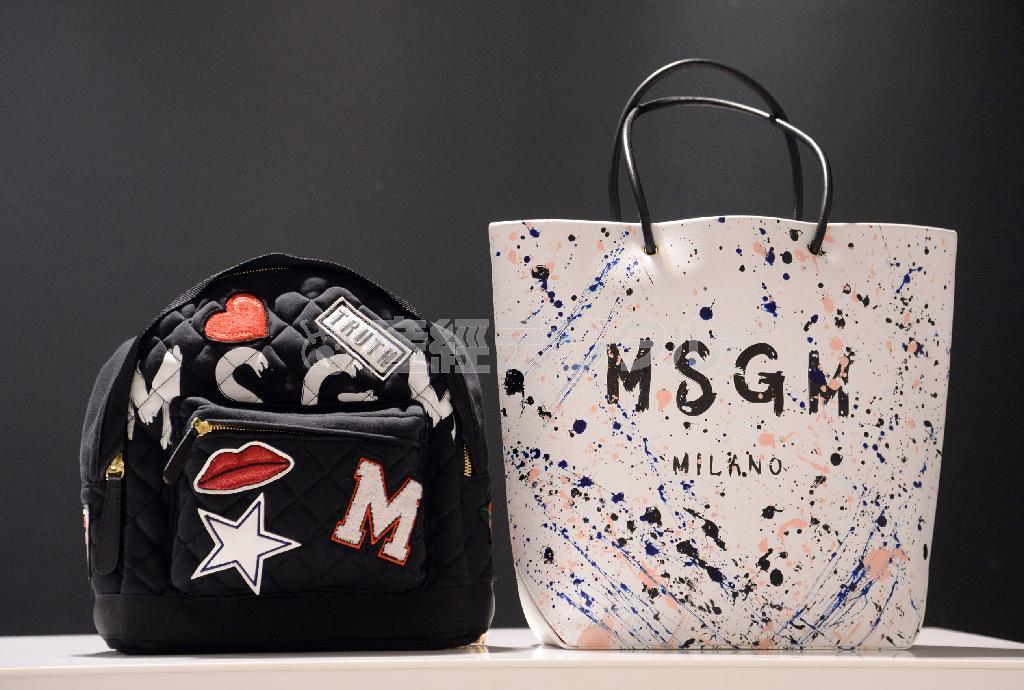 テイストの幅広さもＭＳＧＭの魅力。リュック５万９０００円、トートバッグ４万３０００円。※価格はすべて税別です＝２０１４年８月２７日、東京都中央区の三越銀座店（川口良介撮影）