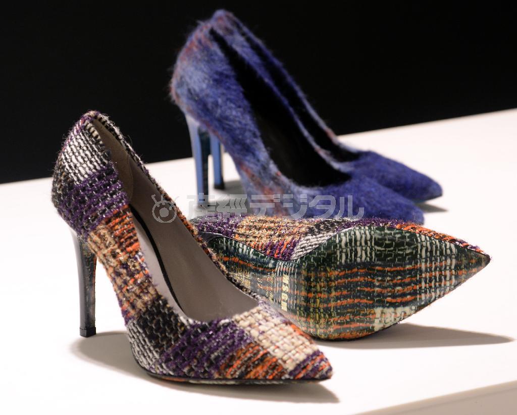 ヒールは手前のツイード素材が５万８０００円、奥のブルーのものが６万３０００円。※価格はすべて税別です＝２０１４年８月２７日、東京都中央区の三越銀座店（川口良介撮影）