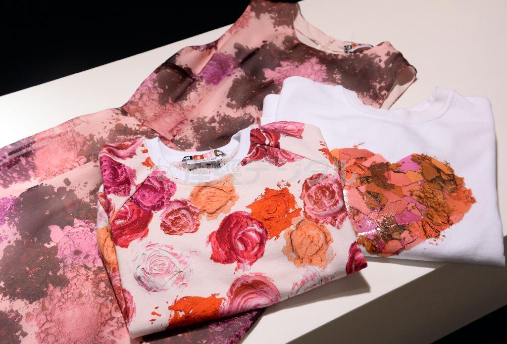 砕いたチークやアイシャドー、溶かしたリップなどメークアイテムをモチーフに。オーガンジーのドレス８万４０００円、リップでバラを描いたスエット４万３０００円、砕いたチークをハート型にしたスエット２万７０００円。※価格はすべて税別です＝２０１４年８月２７日、東京都中央区の三越銀座店（川口良介撮影）