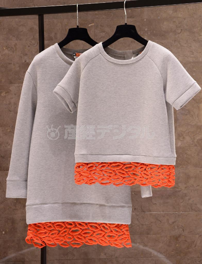 裾のレースが唇！のラブリーなトップス。（左から）７万３０００円、５万６０００円。※価格はすべて税別です＝２０１４年８月２７日、東京都中央区の三越銀座店（川口良介撮影）