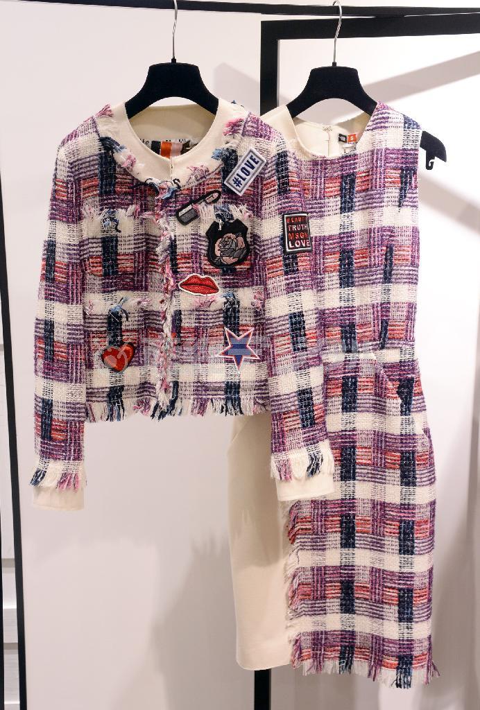 軽快でパンクな印象のツイードのジャケット（１０万８０００円）。※価格はすべて税別です＝２０１４年８月２７日、東京都中央区の三越銀座店（川口良介撮影）